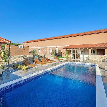 Amazing In With Kitchen Holiday home *