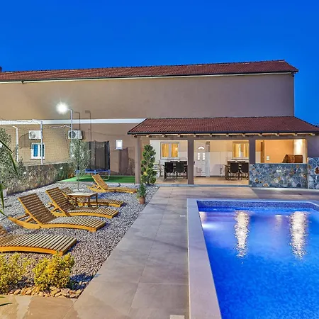 Amazing In With Kitchen Holiday home *